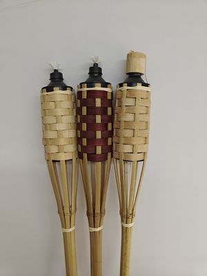 Naturalny bamboo Tiki Torch z czarnym metalowym uchwytem wick dla dekoracji zewnętrznej